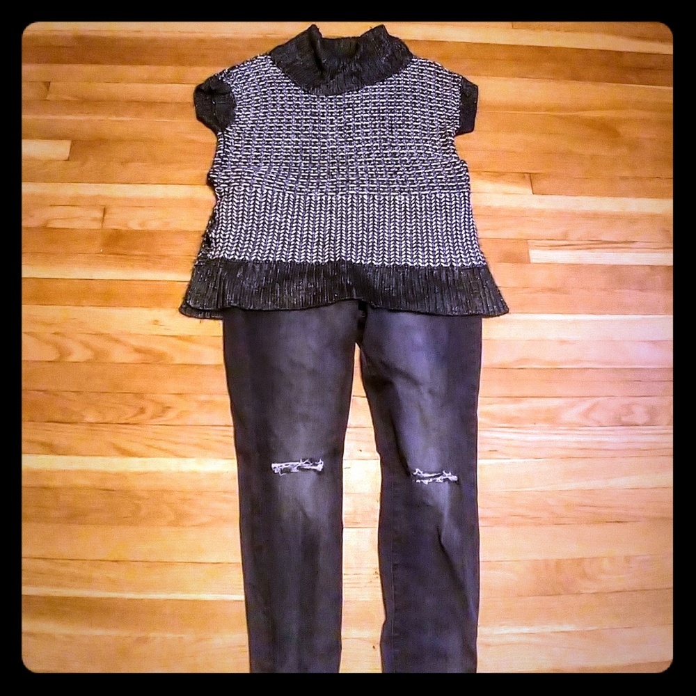 *sold* Short-sleeved Hi-Lo tunic sweater w/slits